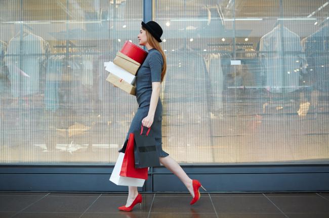 woman shopping retail shopping, consumer shopping, fashion brands, fast fashion, unified commerce